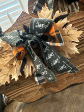 Load image into Gallery viewer, Set of 2 orange barnwood pumpkins
