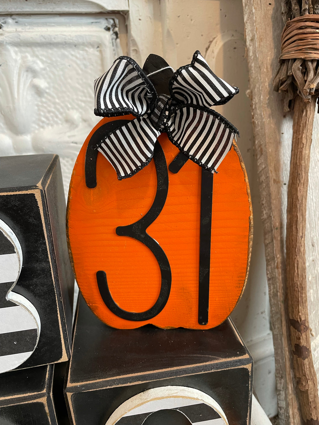 31 freestanding pumpkins