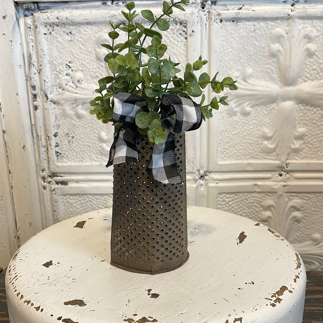 Round cheese grater arrangement