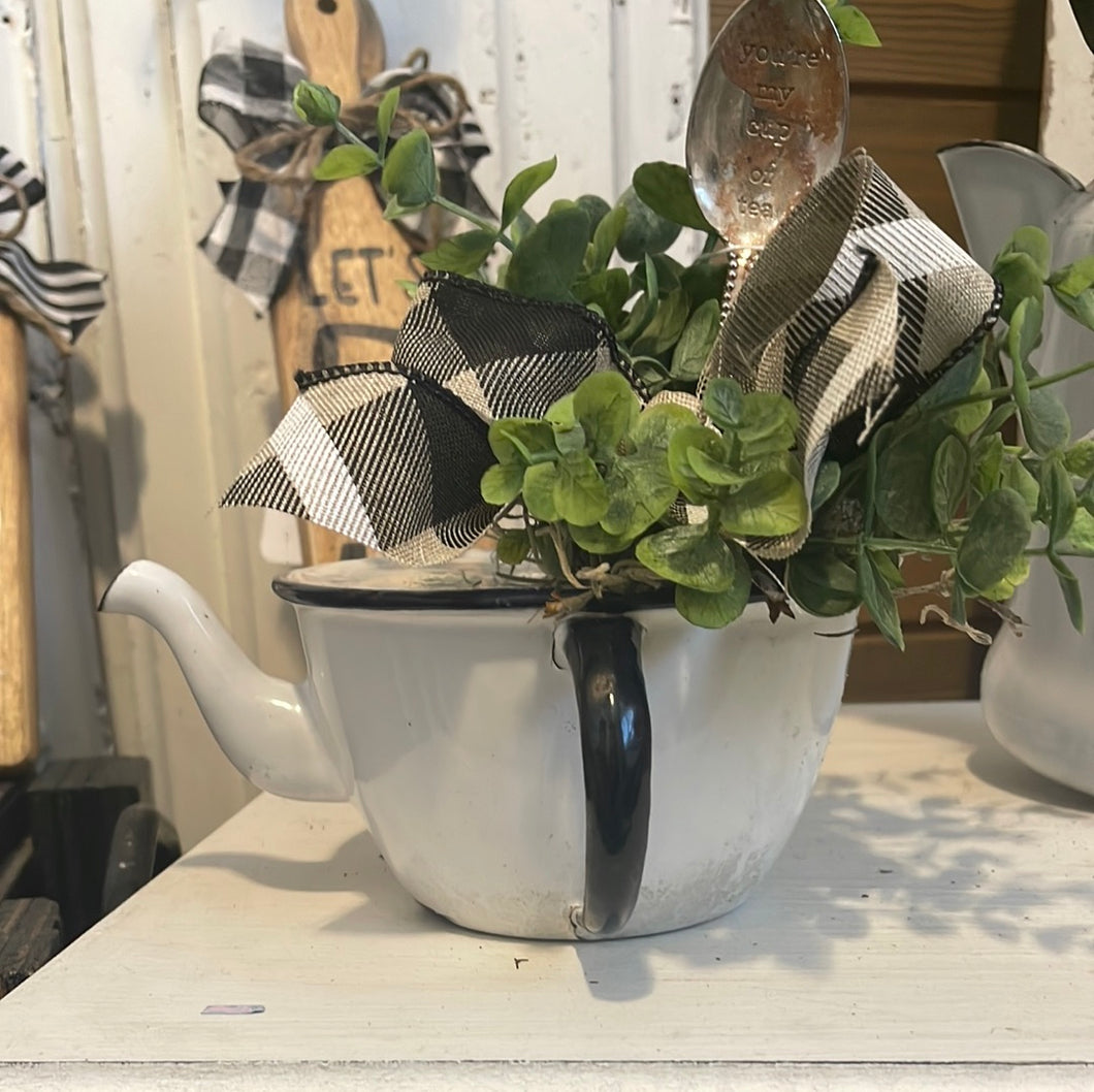 Tea pot arrangement