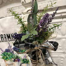 Load image into Gallery viewer, Towel holder w/towel and fillers
