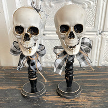 Load image into Gallery viewer, Set of 2 skulls
