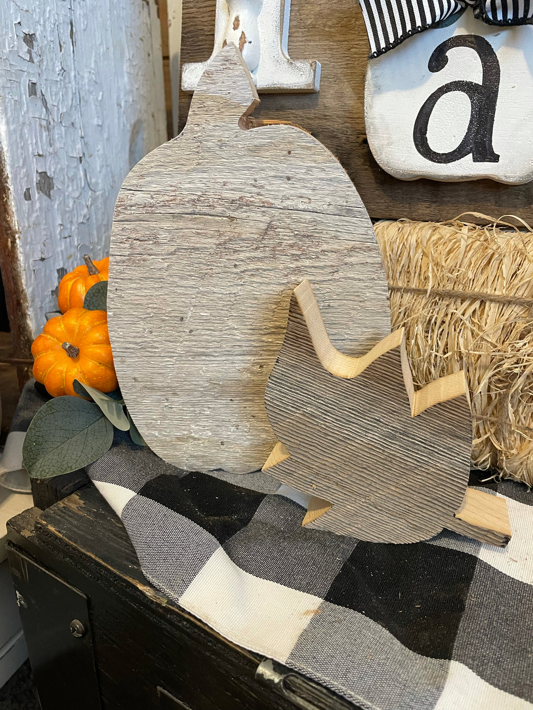 Barnwood pumpkin with leaf