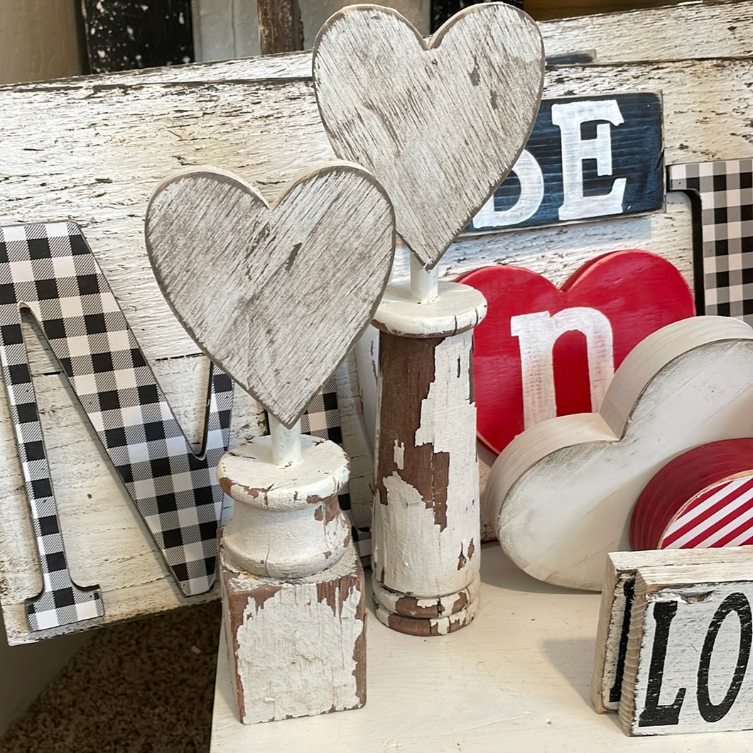 Set of 2 hearts in chippy spindles
