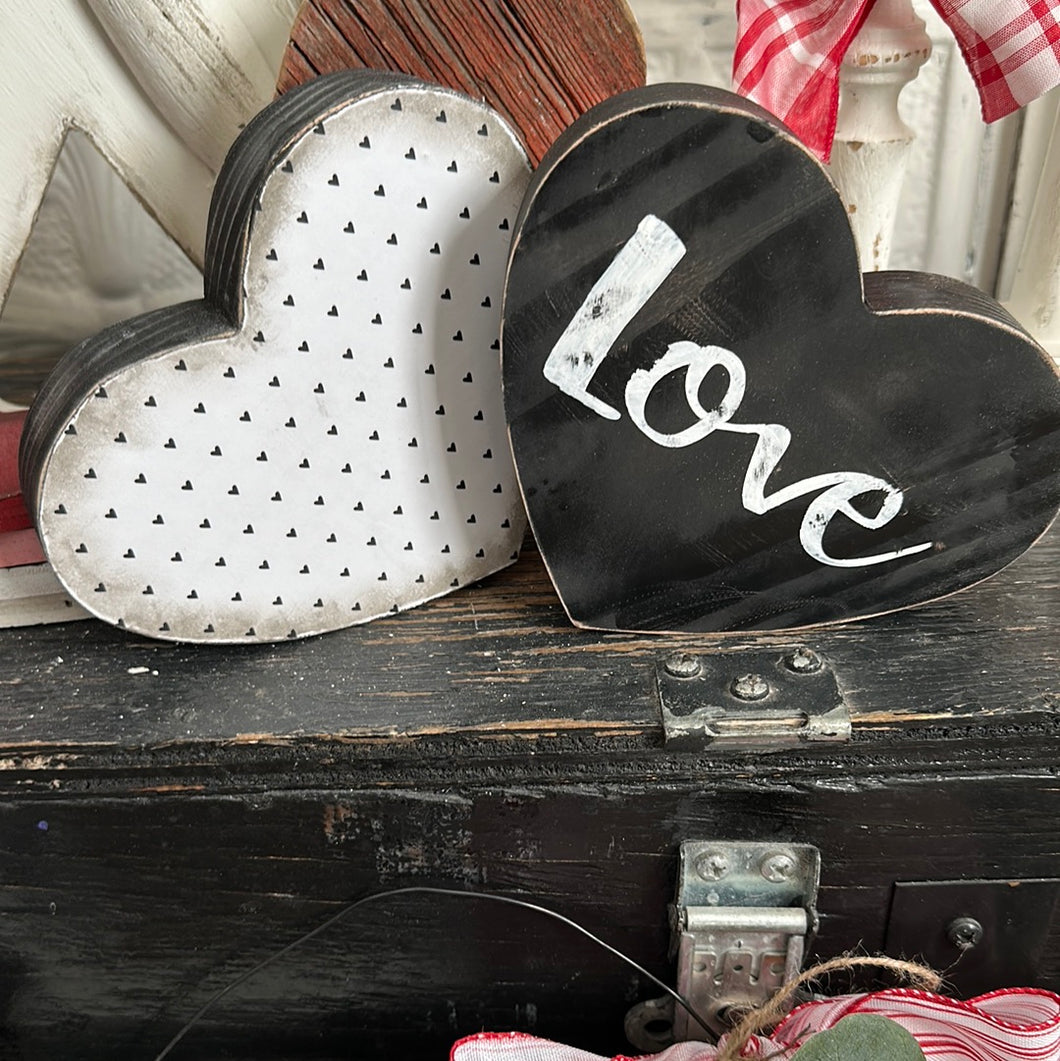 Set of 2 freestanding hearts