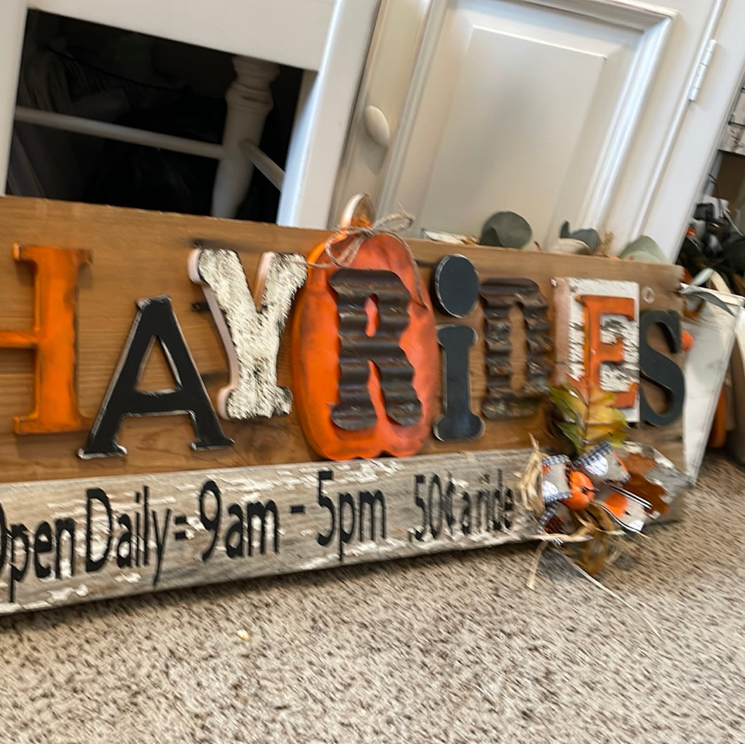 Hayrides sign